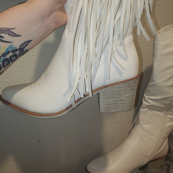 NWT White Fringe Boots - Picture 2 of 3